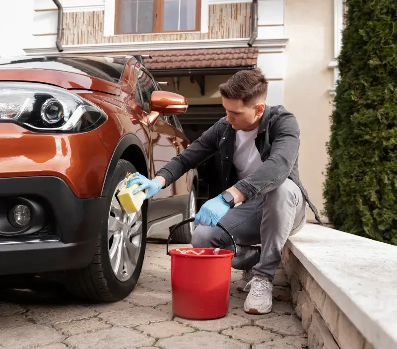 Lavage auto à domicile Saint-Caradec-Trégomel : professionnel intervenant sur un véhicule